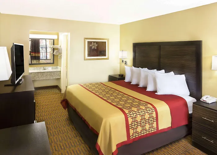 Days Inn By Wyndham Columbus-North Fort Moore