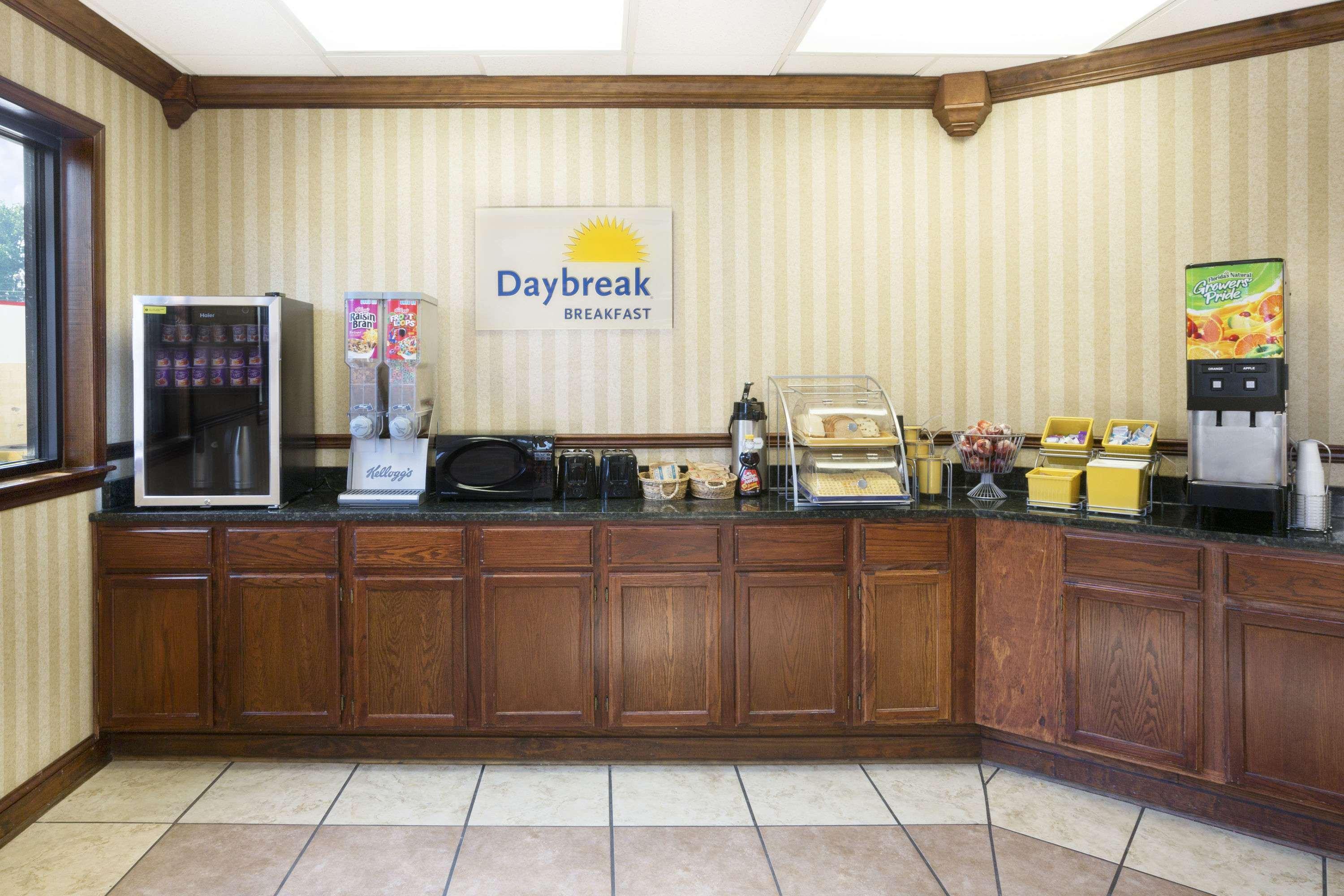 Days By Wyndham Columbus-north Fort Moore Motel 2*